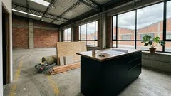 Compraron una concesionaria abandonada y la convirtieron en casa: permisos, etapas y un gasto que no vieron venir