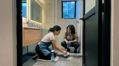 Riel de la mampara opaco: el truco con vinagre y aluminio para quitar el sarro sin maltratar el vidrio