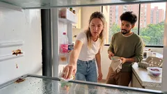 El truco de agua con vinagre blanco para que tu nevera deje de oler raro (y se mantenga limpia)